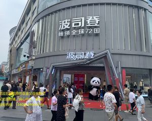 房东低价急售!春熙路步行街一楼沿街旺铺《波司登》年租20万