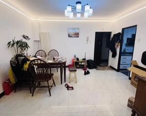 东景苑电梯朝南3居室,紧邻地铁10号线潘家园站,看房子方便