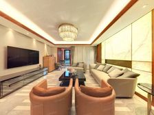 102板块,电梯大平层,三阳台全天采光,满五年,紧临商超