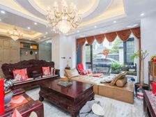 装修好,带大露台,前后有院子,满五,近地铁