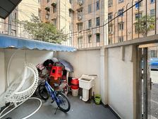 底楼带小花园,适合老人居住,南北通风户型,中心位置采光无影响