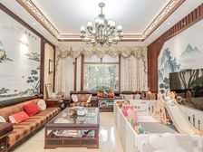 银都名墅六期,装修600万,自带电梯,双拼别墅。临河