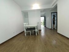 东宸源著 出行方便 楼龄新 得房率高 低容积 车位充足