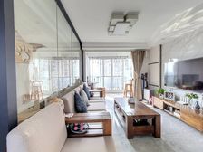 此房满五年,精装修三年可以拎包入住,沿河景观好。价格好沟通