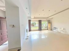 地铁口!大五房,正南朝向,花园一亩地,接受置换,价格可谈