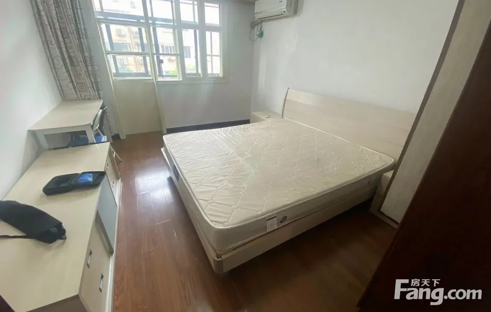 小区中心位置，南北一房房，小区 性价比，精装修近地铁