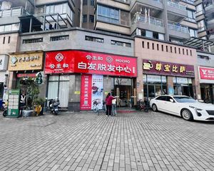 南城宏远出入口93平平 层高6米 品牌租客 单价一字头