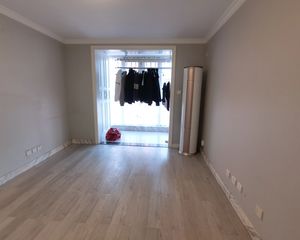 钟界沸0.5 带客厅一居室,新楼龄 中间层