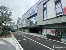 小区出入口,开间7.1米,首付5成,现铺通燃气,可重餐饮