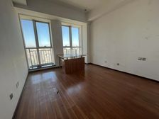 地铁口 繁华商圈东尚100平米 2隔间1大厅