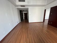 地铁口 博物馆商圈90平米2隔间 繁华地段