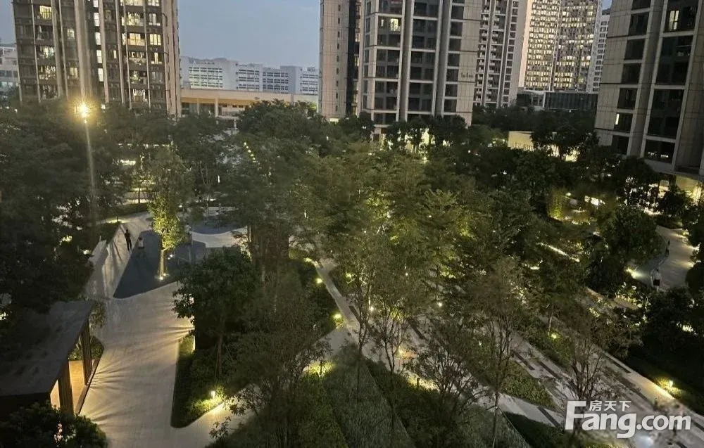 超值优惠！ 会展湾东城广场 4室，装修不错，有家具的！