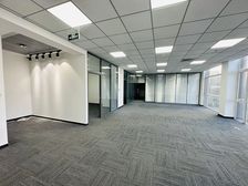 双桥地铁口247平办公位于一层 无需挤电梯 五环外京牌不限号