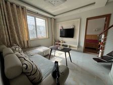 新上带阁楼一房精装修拎包入住,阁楼已开通业主诚意卖,密码锁