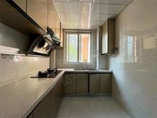 地铁口1公里,南北通,精装全送,价格低楼层低!适合老年人价真