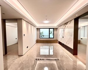地铁旁,全新精装三居室,全明户型,首付65万,看房随时!!
