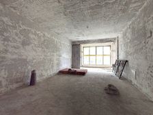 金御华府2楼带北院子,纯毛坯,诚心出售