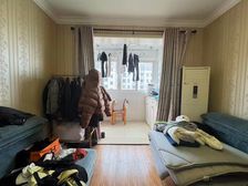 地铁口 精装修 一房两厅 小区前排 带电梯 满五