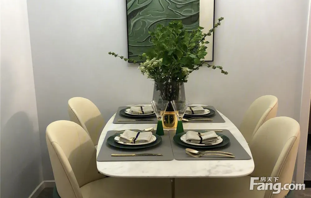 房屋户型方正，采光好，周边配套齐全，小区近轻轨