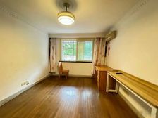 东安路地铁口!低于市场价80万!房东诚意出售!两梯四户送露台