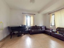 纯别墅区,联排别墅东边套,带花园有地下室,满五年