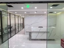 南京西路特价房源,东展商业大厦275平精装4隔断24工位