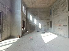 毛坯上叠,上3层地下室2层共5层,使用面积400多平,送车位