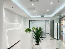 万通中心CBD 450平 特价3.5元 西南向带家具