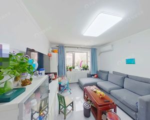 世豪花园 一层带园子 西南北通透 精装修 采光好 花园洋房