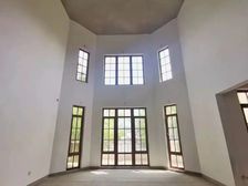 随时可看的独栋,客厅挑空8米,一层可以做两个房间,总共5居室