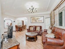 单价3.9万 房东看好房了 电梯三房 有车位 精装可伶包入住