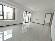 首。 付。 1 万上车民众 四房带装修送车位 中层