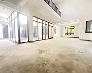 (燕子推荐) 临湖独栋别墅 地上三层 地下一层水系旁四面采光