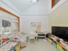 顶楼带阁楼三房 购物方便 近地铁 精装修 产权清晰交通便捷