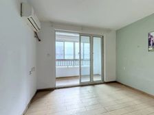 地铁口大三房 距地铁口只需200米 10站达静安寺