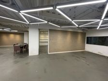 一楼地铁4/9/12号均可到达 精装带空调、隔断、层高共9m