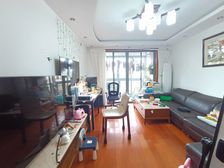 地铁口三房,中间楼层,房东昨晚