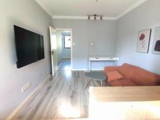 电梯已运行!5楼,精装修三年,拎包入住,带固定车位!中心位置