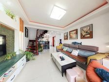 满五6个大房间顶楼复式,装修很不错