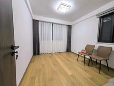 海德名园 楼层好 飞机户型大三房 拎包住 有车位 看房联系