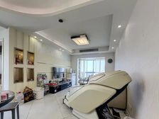 这套房子是满五年的业主婚房精装修,双阳台视野开阔!