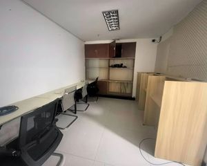 急售!CTA财富中心地铁口精装办公房拎包入驻,电梯口31