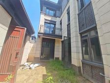 上下五层半,户型方正实用,靠里面,不吵。