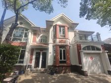 宛若置身森林小镇,浅色系简约精装修,花园占地近一亩