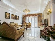 欧式精装,看房方便,大院220平,带家具家电