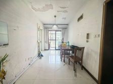 中间位置采光好!户型方正,近地铁口近 ,接送方便