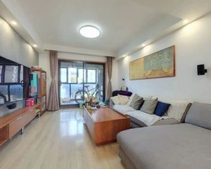 万达广场旁 精装修 业主底价出售 中间楼层 随时可看房看中可