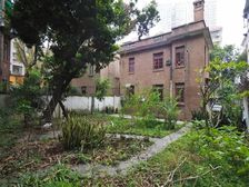 独栋红砖别墅自带超大花园 可停多台车