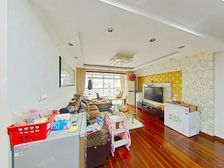 飞机三房,附带三个阳台,满五年,税费各付,诚意出售。