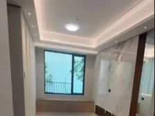 地铁旁,全新精装三居室,全明户型,首付70万,看房随时!!